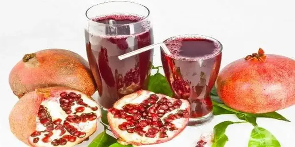 Разрязан зрял нар с рубиненочервени семена